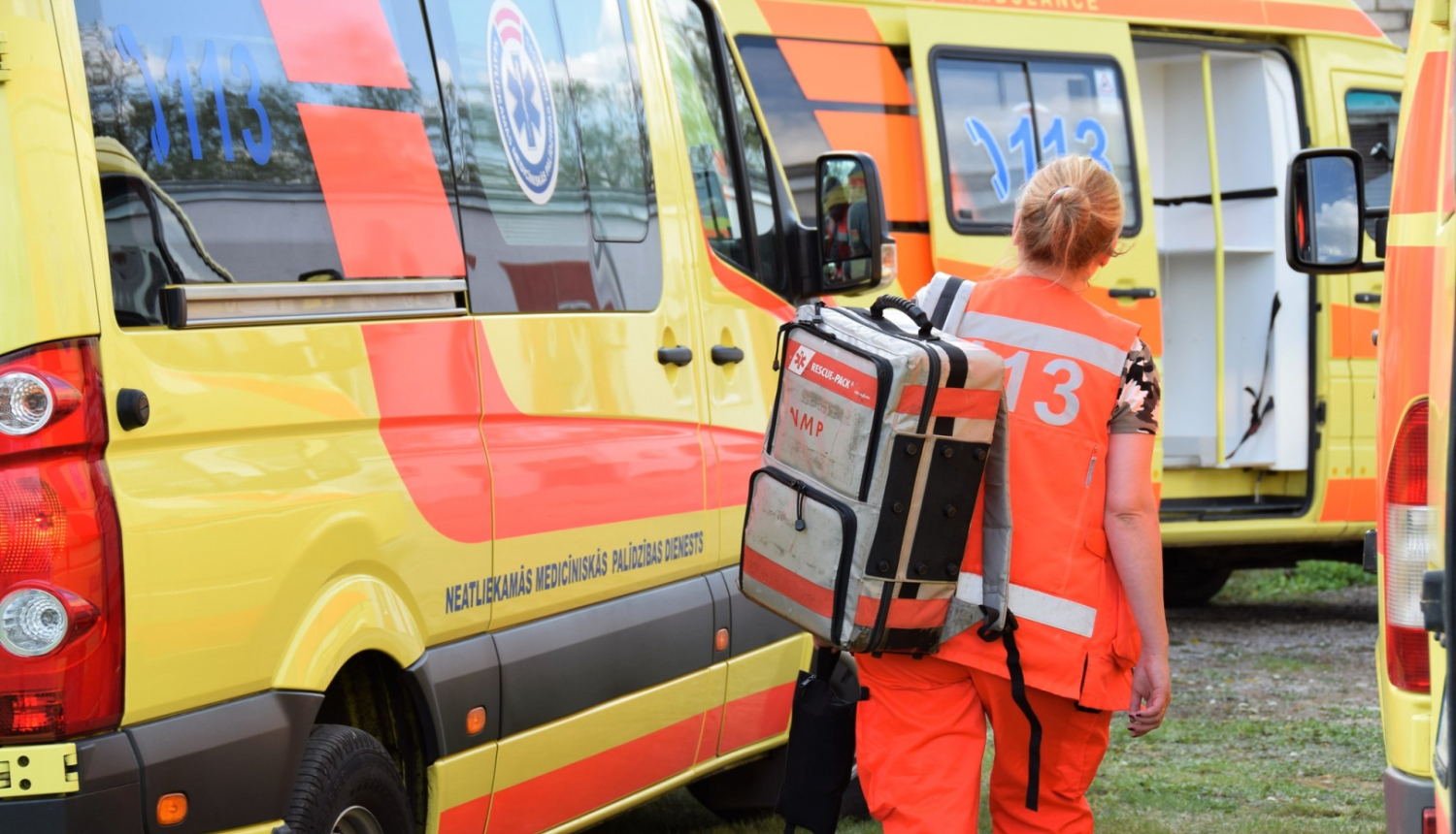Mediķe ar somu dodas uz operatīvo auto