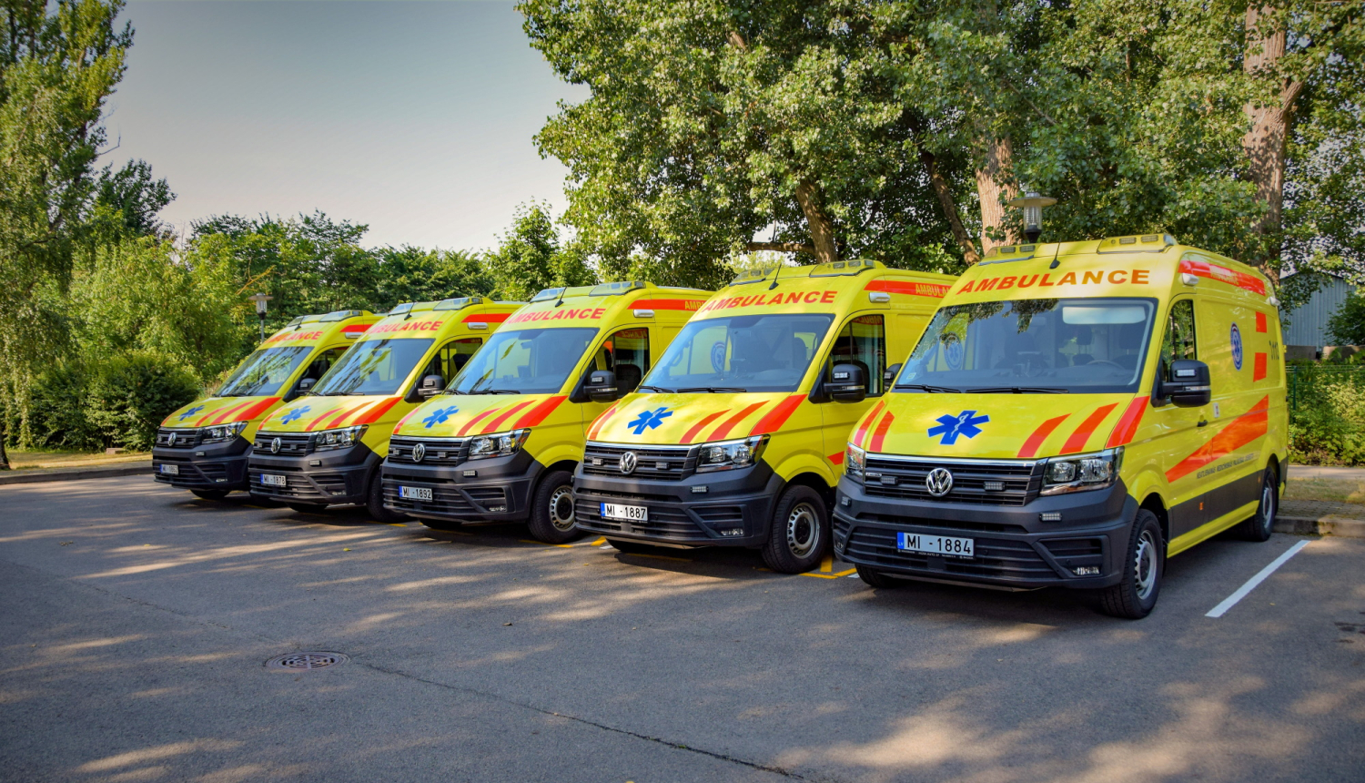 operatīvie medicīniskie auto rindā