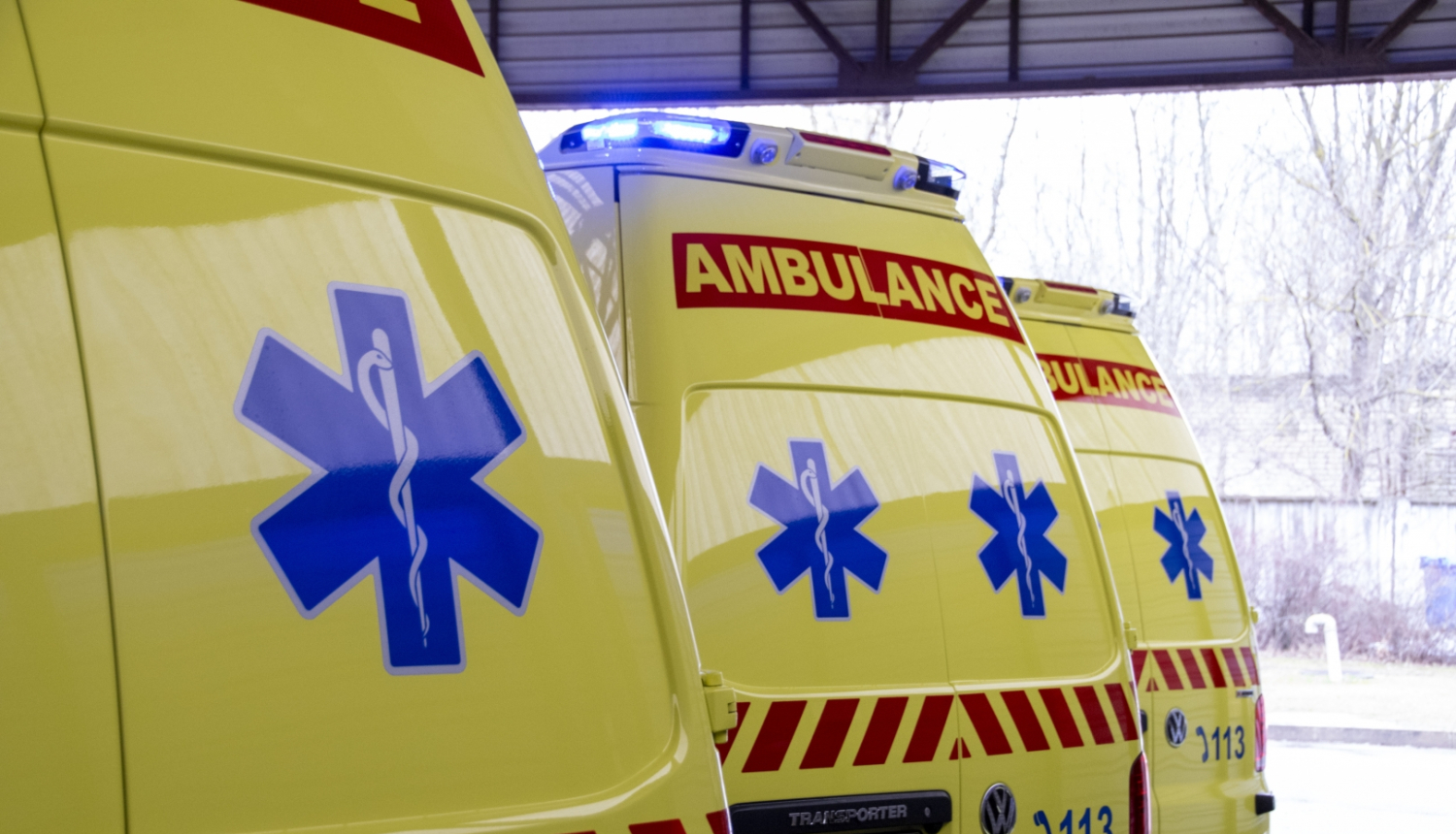 NMPD operatīvo auto aizmugure, virsū rakstīts Ambulance un redzamas zilas dzīvības zvaigznes