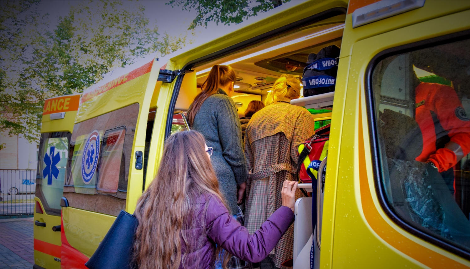 vairāki cilvēki iekāpuši un iepazīst operatīvā auto aprīkojumu