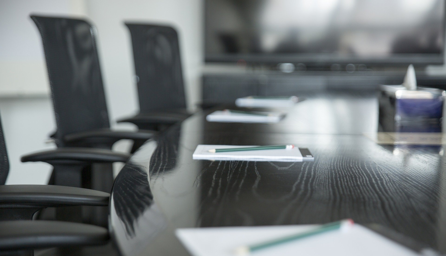 biroja galds ar krēsliem