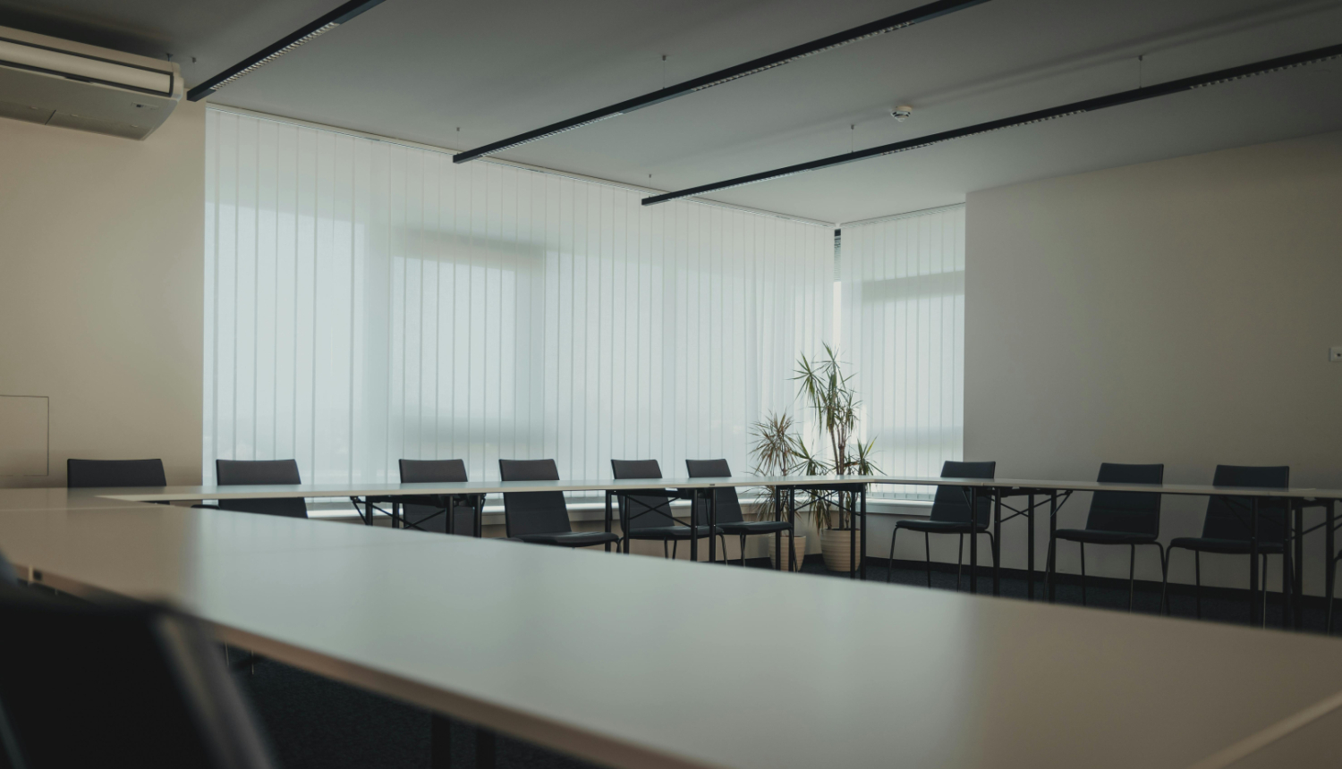 apaļais galds un apkārt krēsli