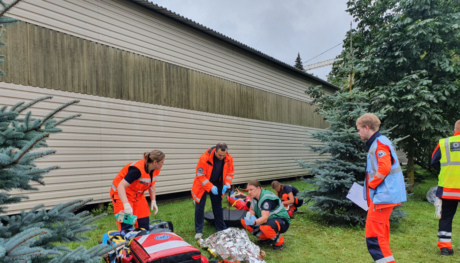 NMPD simulāciju mācības - mediķi pļavā sniedz palīdzību cietušajiem