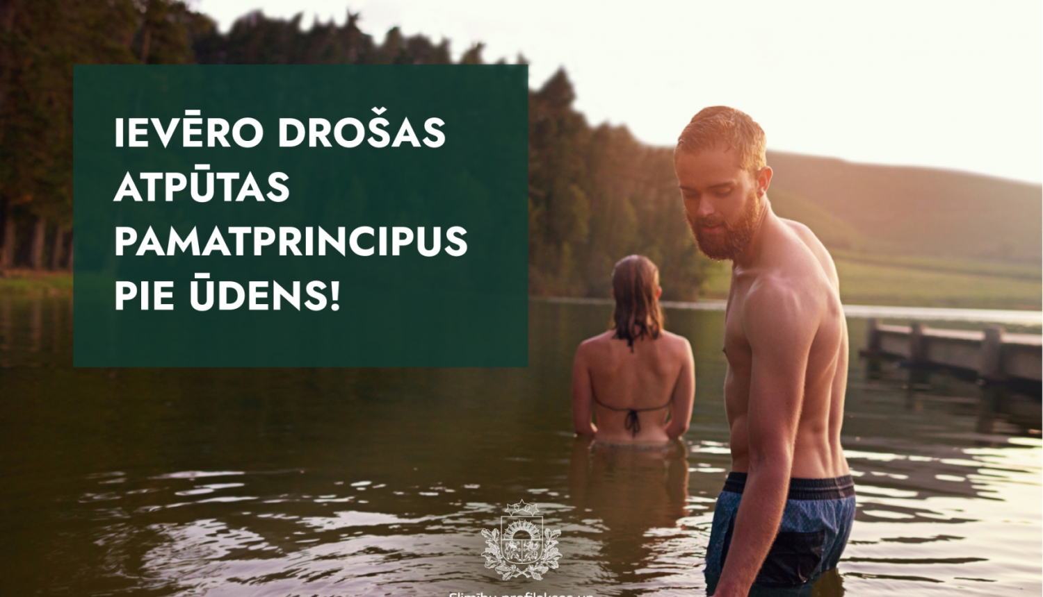 vizuālis - ievēro drošas atpūtas pamatprincipus pie ūdens. 2 cilvēki stāv ūdenī