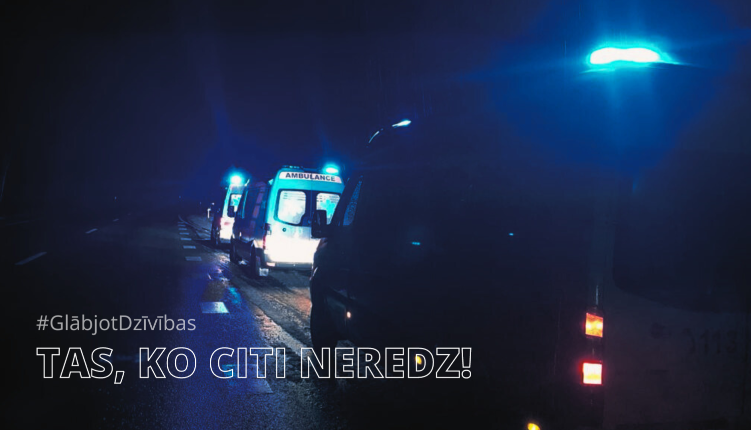 3 neatliekamās palīdzības māšīnas tumsā ar ieslēgtām zilajām bākugunīm. Uz bildes uzraksts - Tas, ko citi neredz!