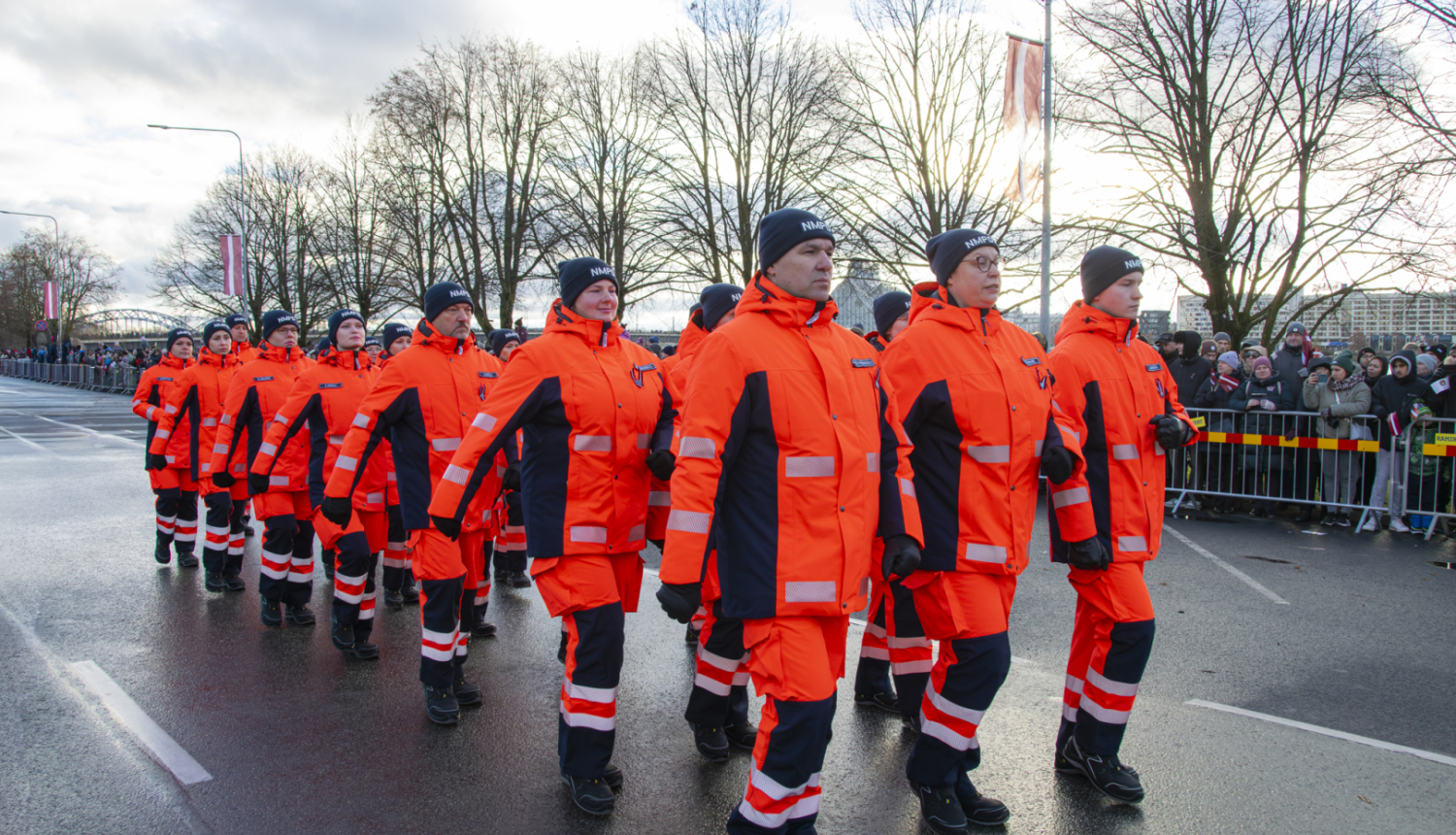 NMPD darbinieki formās soļo parādē gar Krastmalu