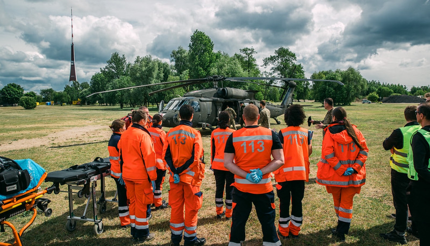 NMPD mediķi pie helokoptera