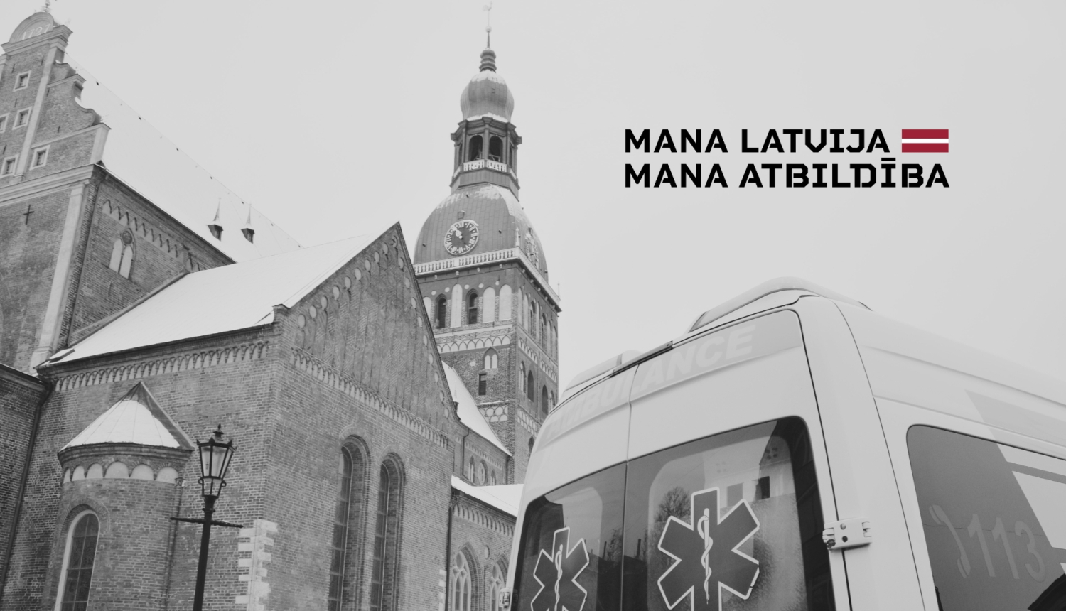 NMPD auto un fonā Rīgas Doma baznīca. Melnbalta bilde un uzraksts Mana Latvija. Mana atbildība.