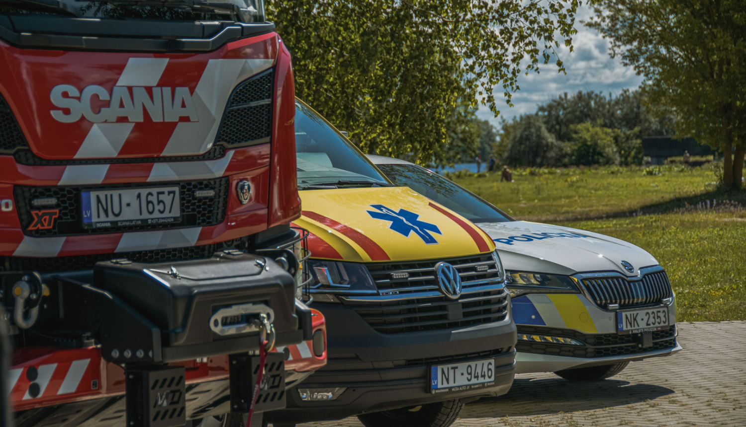 Ugunsdzēsēju, NMPD un Valsts policijas auto nostājušies blakus, redzama auto priekšējā daļa