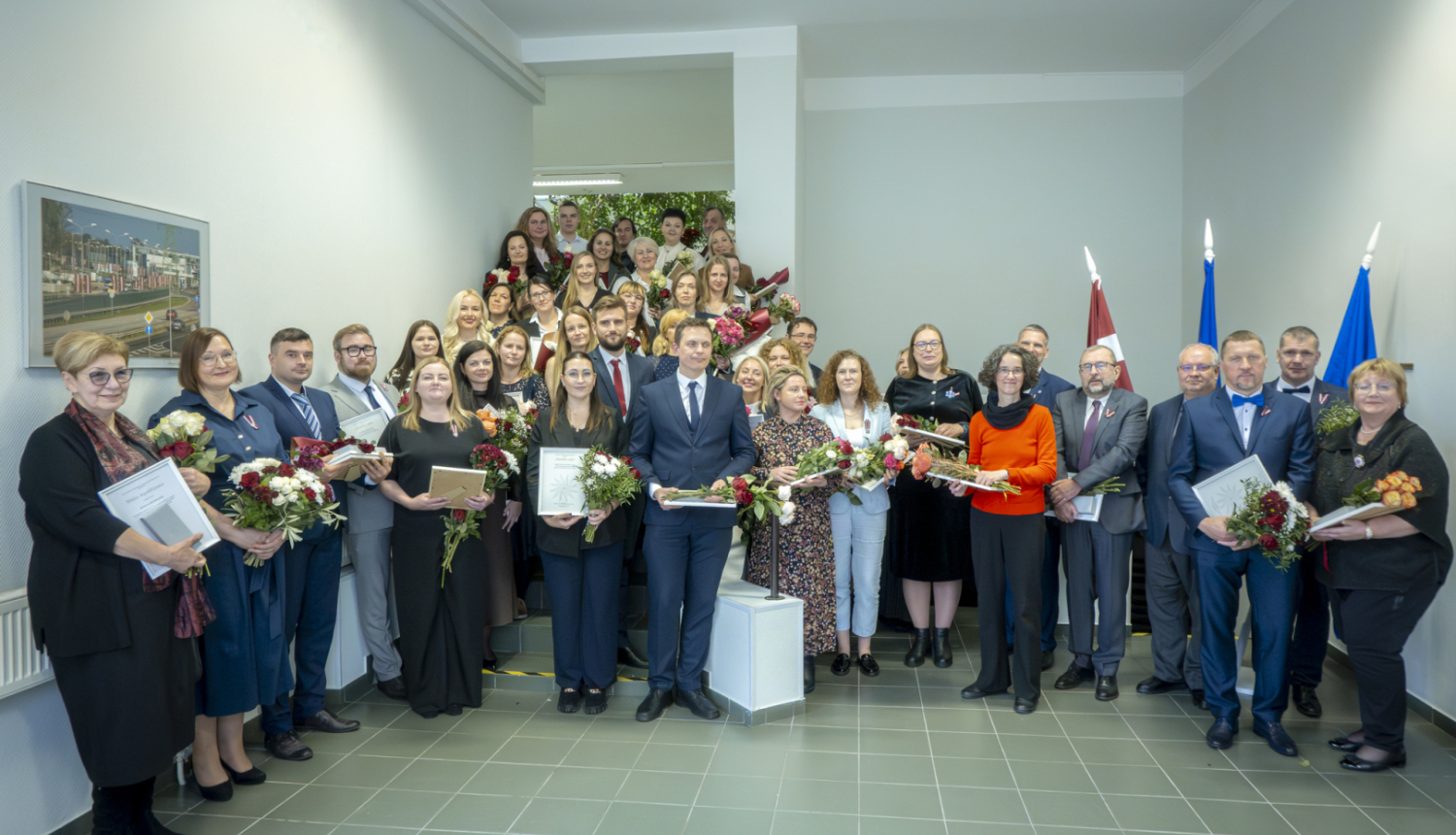 NMPD darbinieki un sadarbības partneri kopbildē pēc apbalvojumu saņemšanas