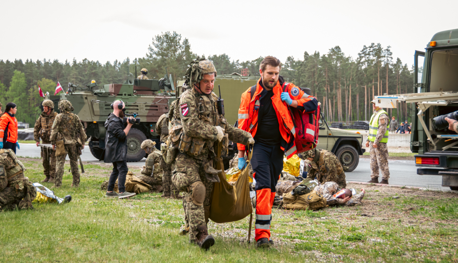 NMPD mācībās Panaceja 2025 kopā ar militārajiem mediķiem nes cietušo uz operatīvo auto