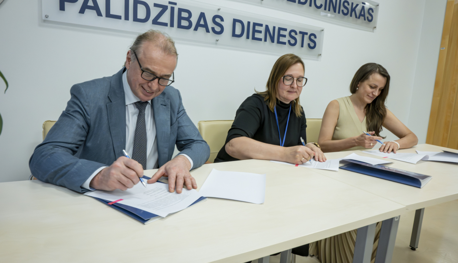Andrejs Ērglis, Liene Cipule, Iveta Bajāre paraksta sadarbības memorandu