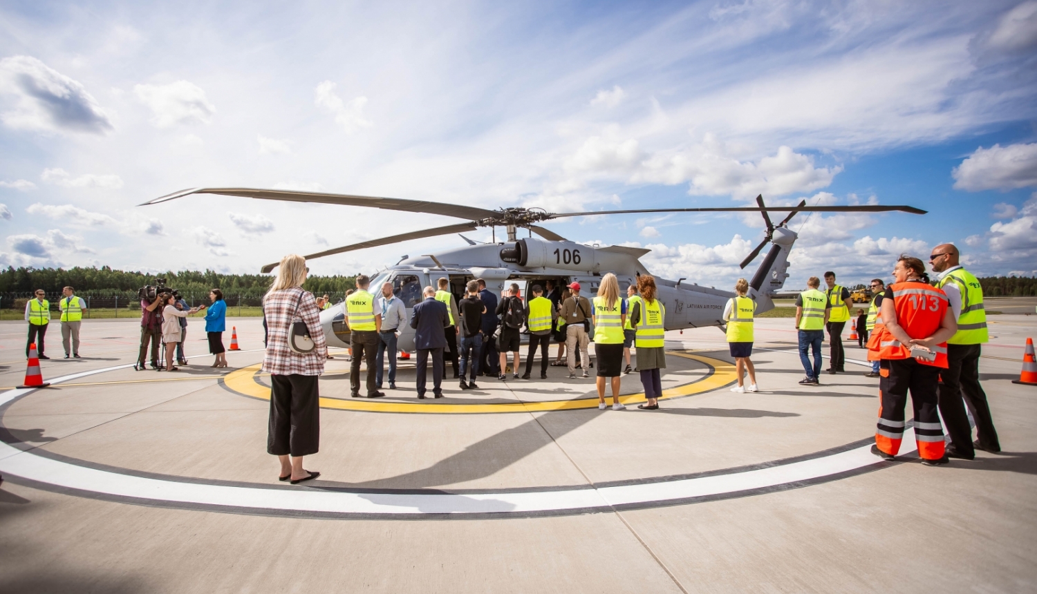 Heliporta atklāšana - helikopters un cilvēki tam apkārt