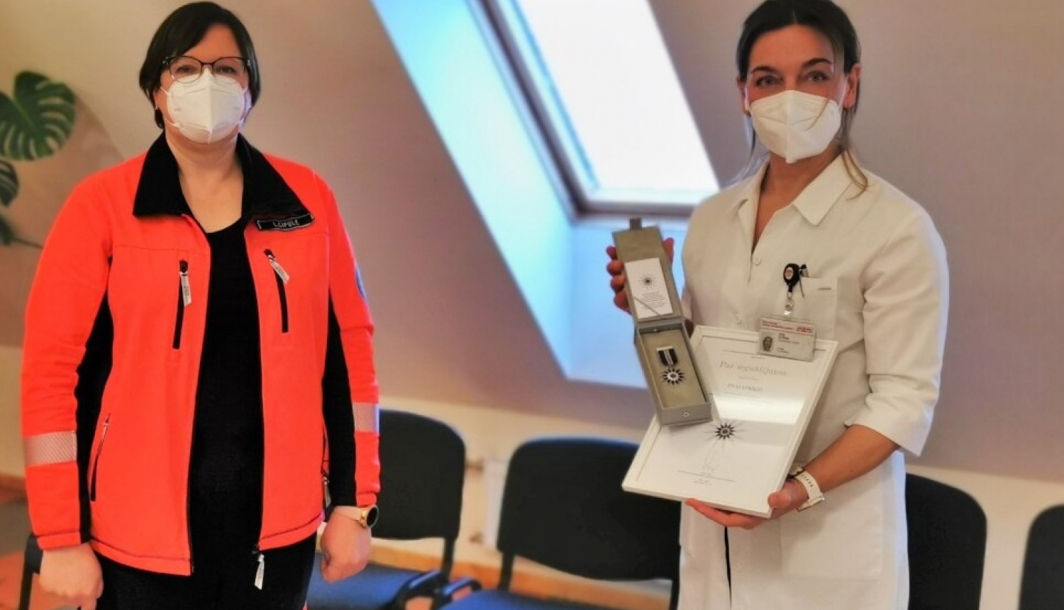 dr. Eva Strīķe ar NMPD direktori saņemot NMPD apbalvojumu