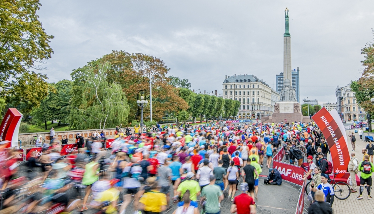 Maratona skrējēji pie Brīvības pieminekļa