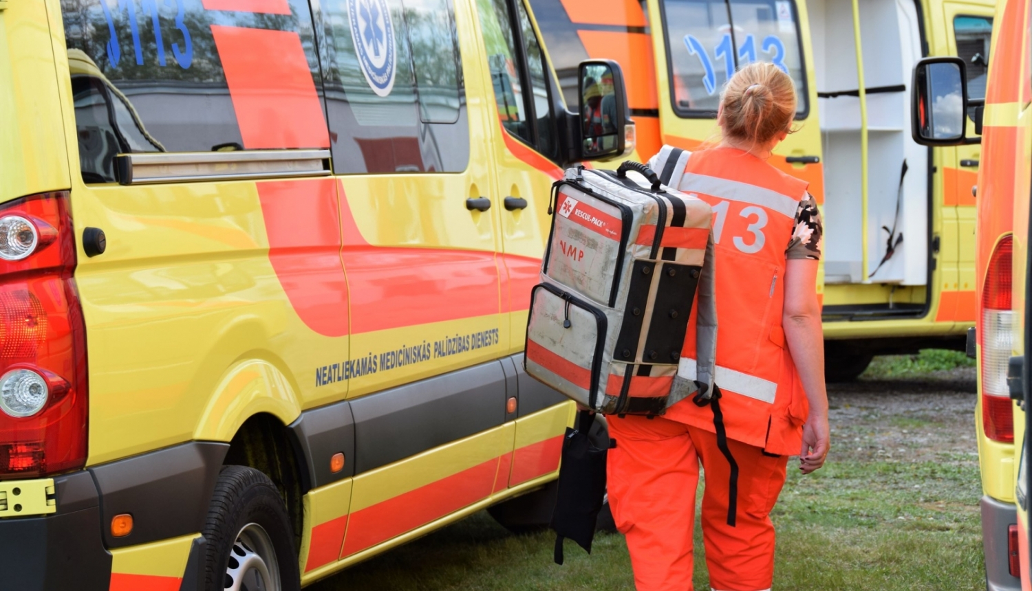 Mediķe ar somu dodas uz operatīvo auto