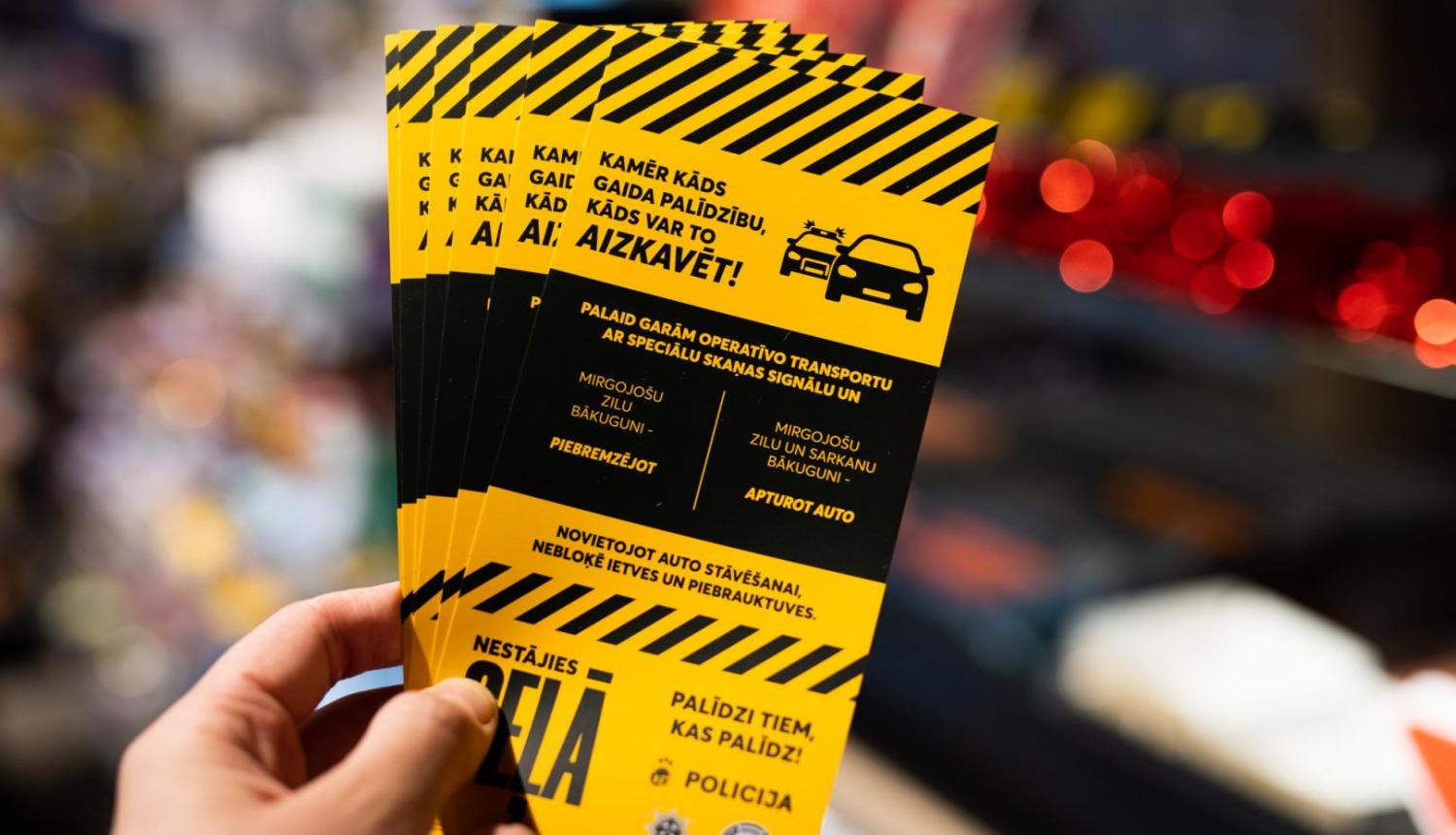 Attēlā redzami kampaņas Nestājies ceļā. Palīdzi tiem, kas palīdz! bukleti autovadītājiem.