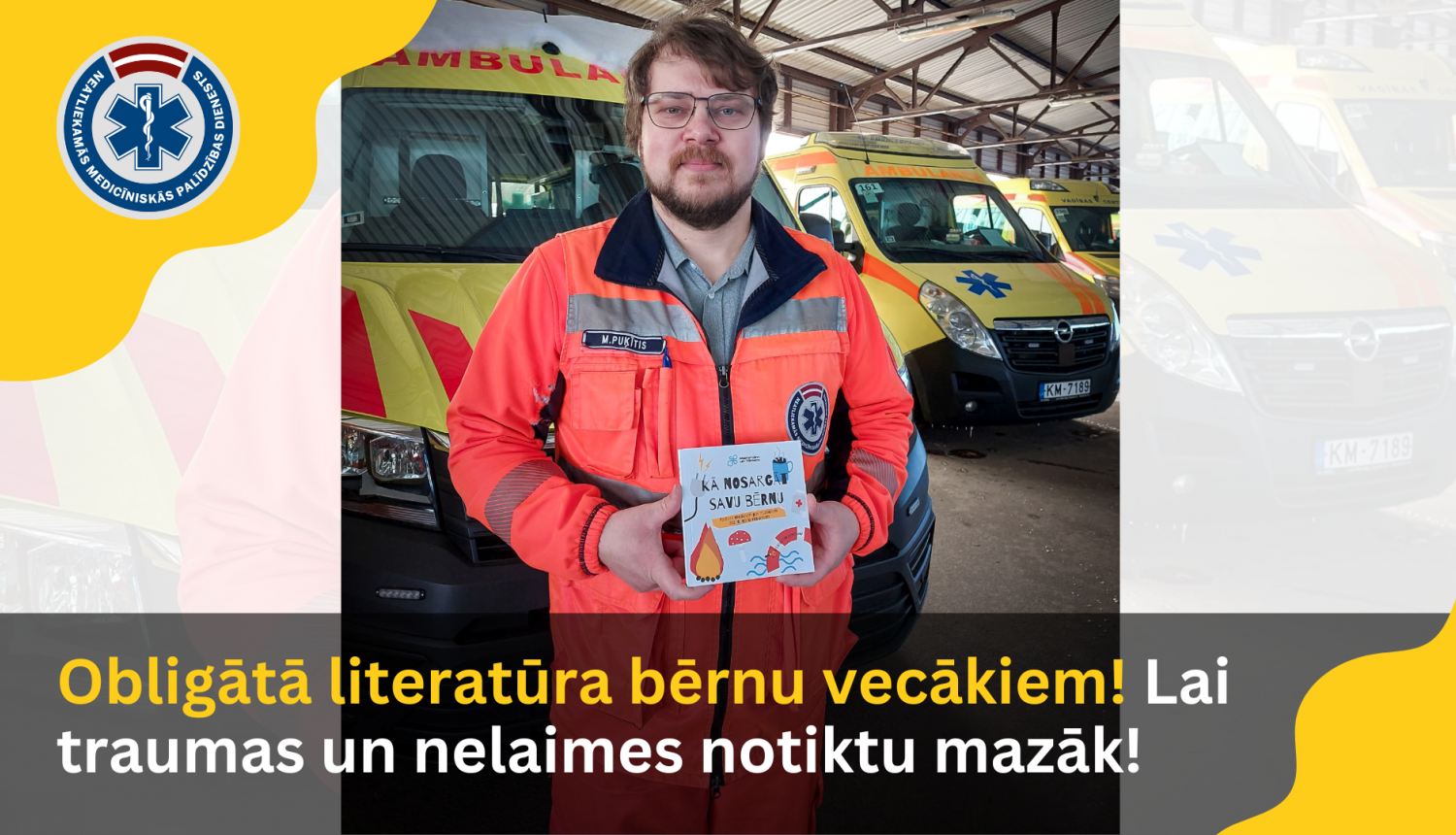 NMPD mediķis rokā tur grāmatiņu "Kā nosargāt bērnu", kas tapusi ar organizācijas Mammamuntetiem.lv atbalstu