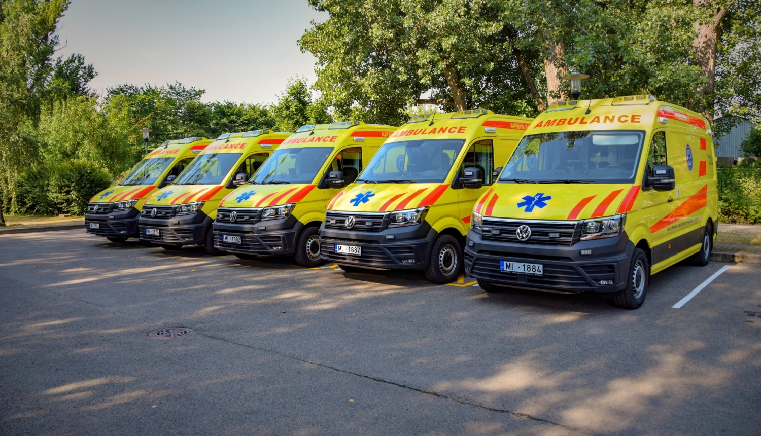 operatīvie medicīniskie auto rindā