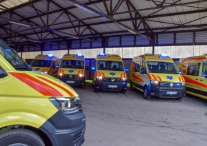 Jaunie NMPD operatīvie auto ar ieslēgtām bākugunīm